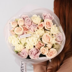 Красивый букет кустовых роз